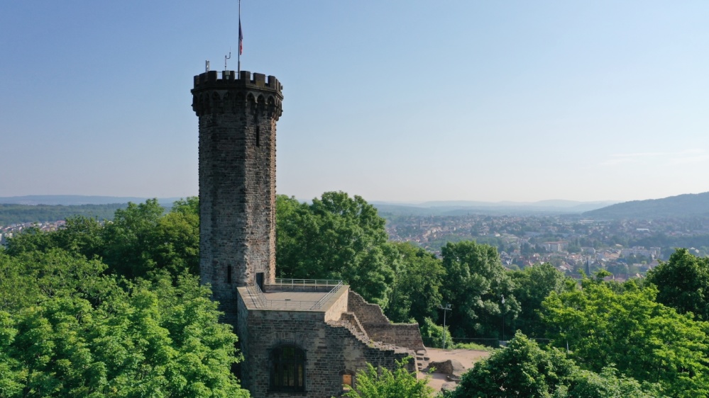 Schlossberg Forbach Blick auf einen alten Burgturm auf einem Hügel mit Wald