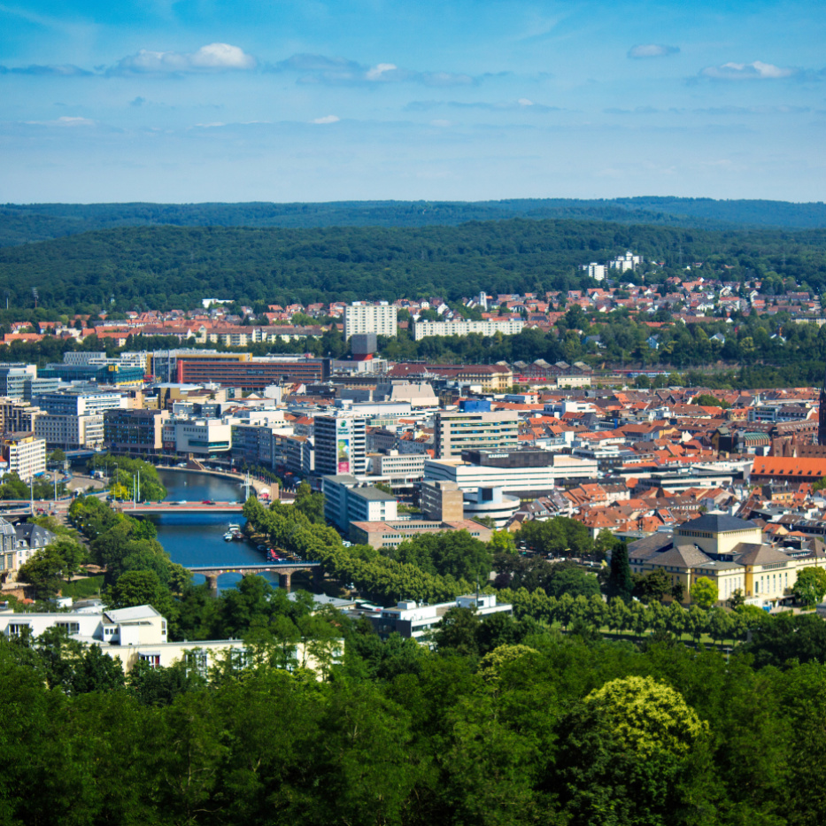 Luftaufnahme über der Innenstadt von Saarbrücken bei Tag